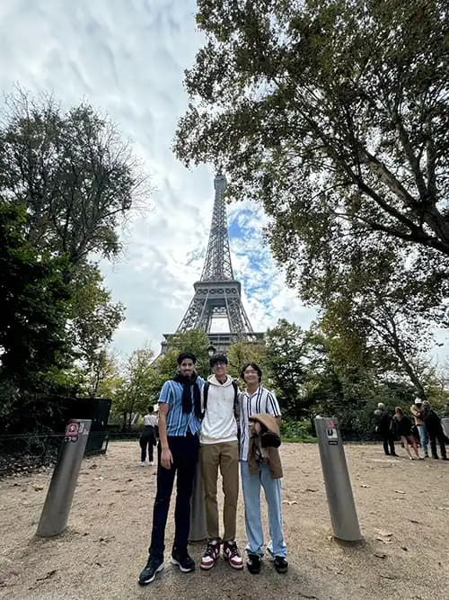 Eiffel Tower with friends in the day